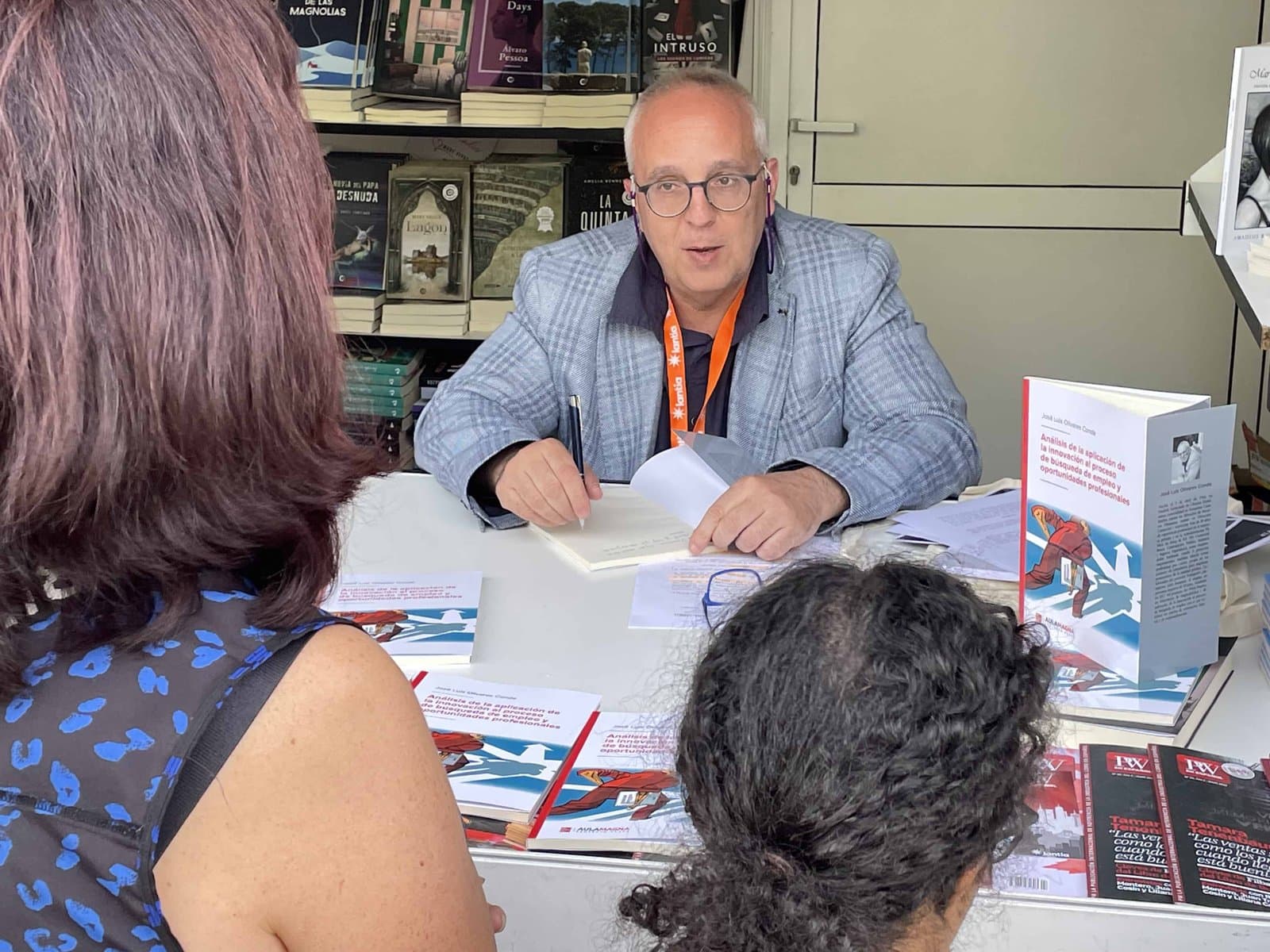 Autor de Aula Magna en un encuentro editorial